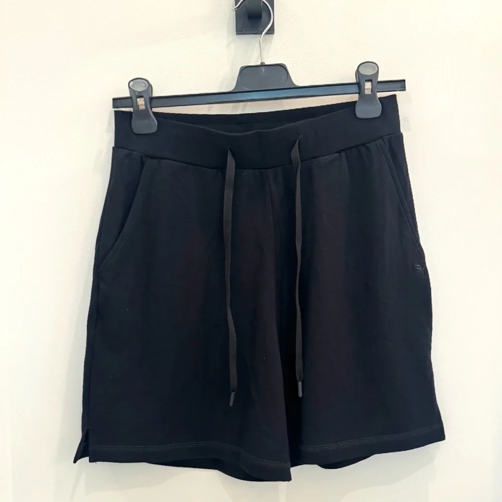 Cozy Earth Women's Brushed Bamboo 6” Mid-Length Lounge PJ Shorts Black Small NEW